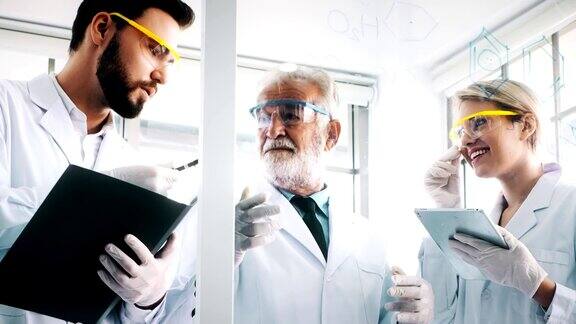 一组在实验室工作的化学家在玻璃显示器上做笔记和书写