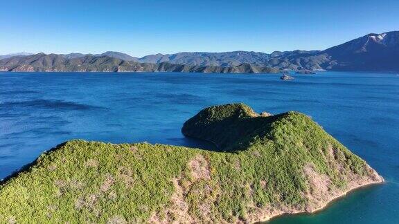 泸沽湖上奇形怪状的岛屿