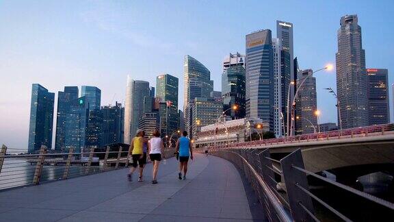 外国人在新加坡滨海湾的桥上散步锻炼