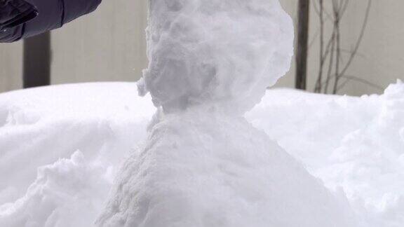 4k:特写打雪仗堆雪人在雪中嬉戏