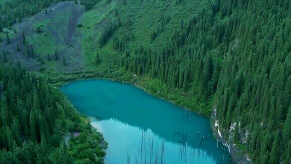哈萨克斯坦的康迪湖又称桦树湖或水下森林