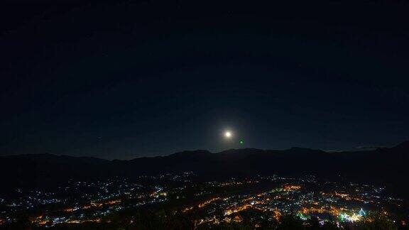 月亮升起的山间宁静城市的夜晚时光流逝