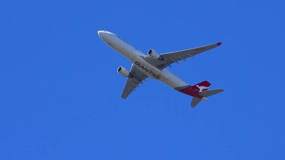 一架飞机在澳大利亚新南威尔士州悉尼上空飞行