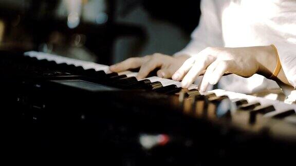 手弹奏白色钢琴