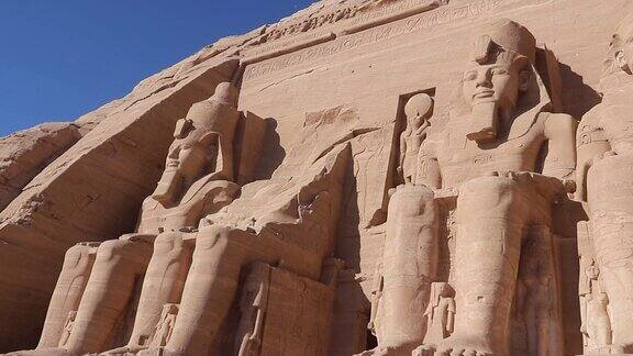 埃及的阿布辛贝勒一座古老的寺庙建筑群被切割成坚固的岩石悬崖