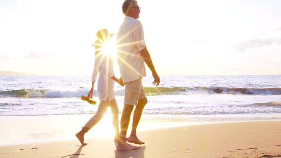 日落漫步热带海滩热带度假的快乐退休夫妇