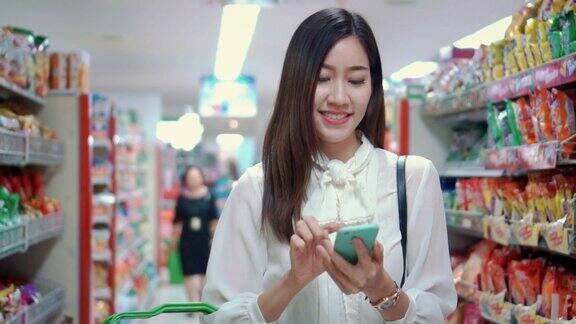 女人在超市用智能手机慢镜头
