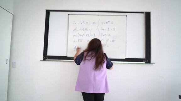 教师戴着口罩在虚拟课堂上进行数学教学以网络摄像头为视角
