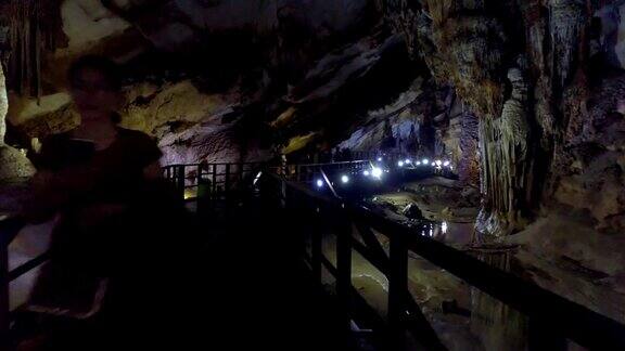游客从桥上到洞厅欣赏钟乳石石笋