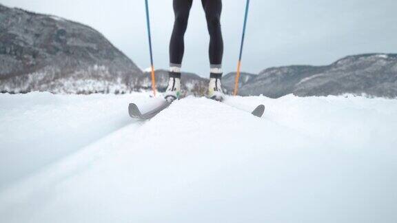 一名女子在斯洛文尼亚进行滑雪