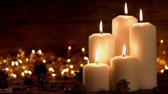 圣诞作文与燃烧的白色蜡烛和星星的装饰品