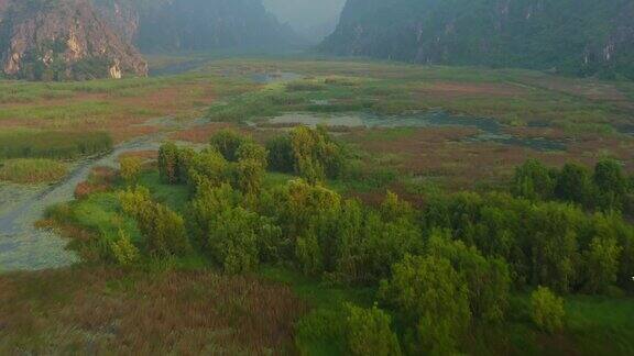 鸟瞰图日落时的KhuBaoTon丘陵景观吉安越南