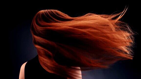 漂亮的红发女人甩着长发