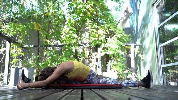 在阳台练瑜伽的女人