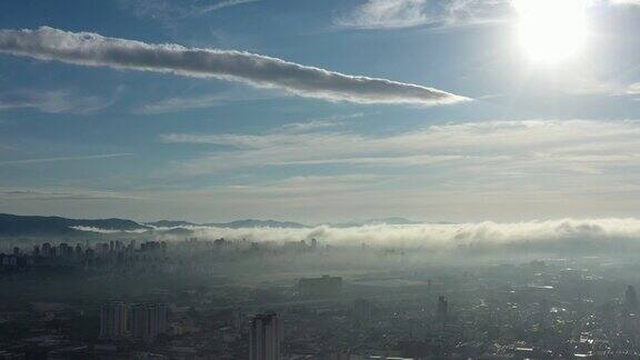 雾霾清晨的空中景观城市生活的空中景象巴西圣保罗