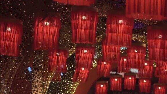 中国新年的灯笼与祝福文字意味着节日期间快乐