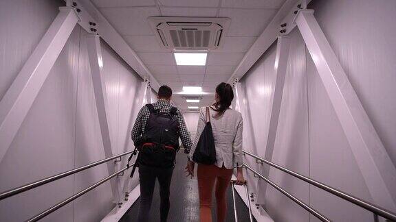 一对情侣在机场散步
