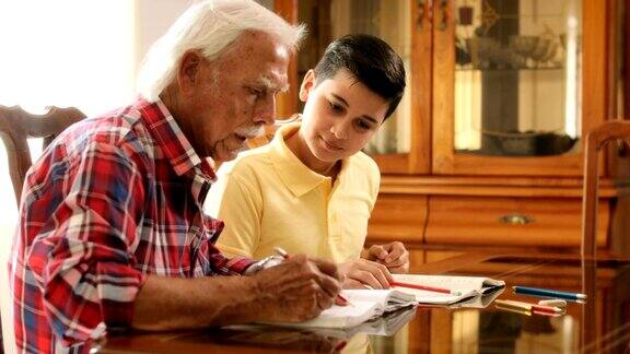 小男孩和老人在家里做家庭作业