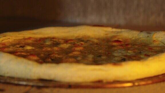 烤箱里的披萨披萨上的奶酪从烤箱中融化