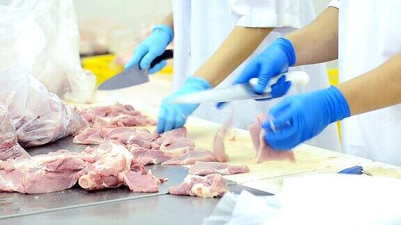在猪肉工厂屠夫在桌子上切猪肉