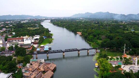 这列火车正驶过一座横跨桂河的大桥这座大桥建于第二次世界大战期间