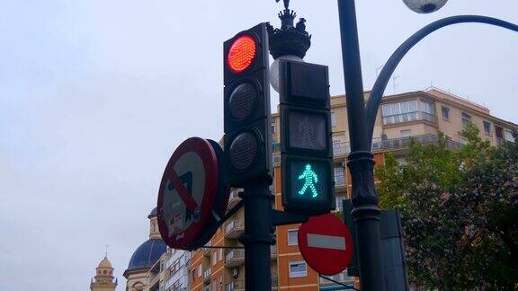西班牙城市街道上的交通灯有红灯和绿灯