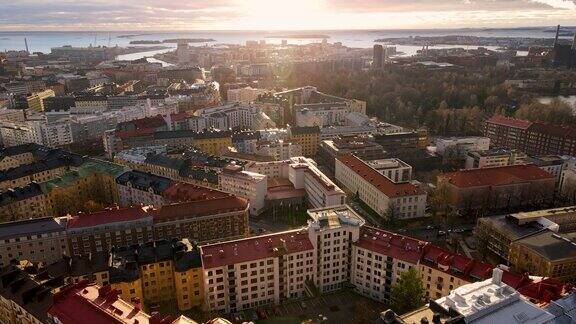 赫尔辛基白天的鸟瞰图五颜六色的建筑和屋顶飞过房子芬兰赫尔辛基