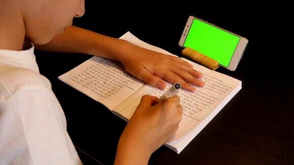 孩子用智能手机做作业的慢动作