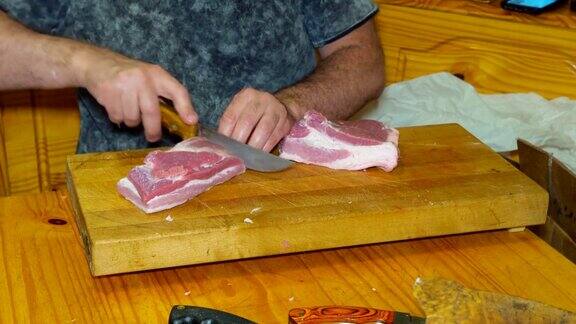 屠夫在店里用切肉刀切肉的腹部