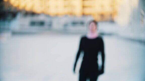 一个金发女郎在滑冰场对着镜头滑冰