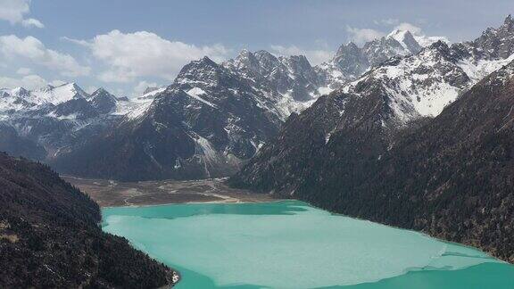 西藏雪山下的湖泊