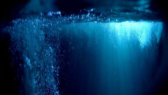 神秘的水下气泡风景背景中有明亮的物体