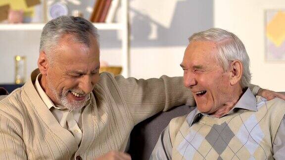 健康快乐的老人谈笑风生积极的退休老人好心情