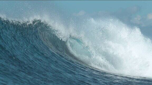 慢镜头:在风景如画的一天巨大的水晶般清澈的波浪在海边荡漾