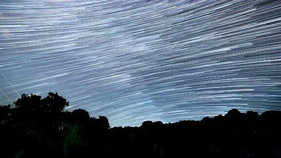 银河的轨迹美丽的夜空