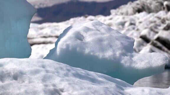 冰岛冰川河泻湖中的浮冰