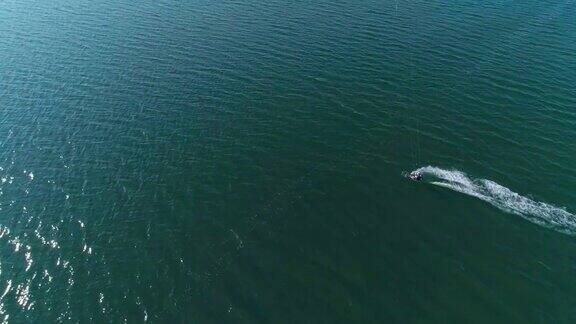 无人机拍摄的风筝滑板在纳皮格萨福克郡长岛美国纽约州懒点湾