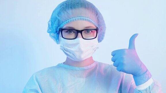 成功手术的医生把口罩竖起大拇指