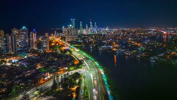无人机航拍城市的夜景和快速路上的车流