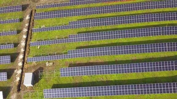 绿地上正在建设的太阳能发电厂鸟瞰图用于生产清洁生态能源的电池板的组装