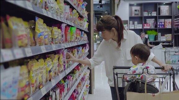 母亲和儿子在超市购物