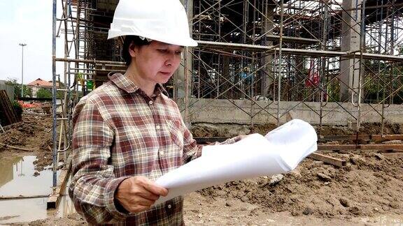 自信的建筑工程师在施工现场检查工作