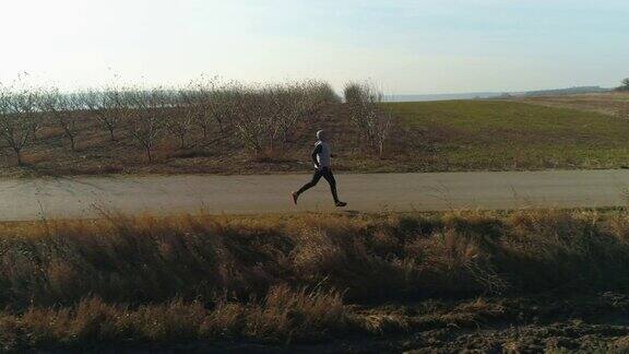一个年轻人在乡下慢跑