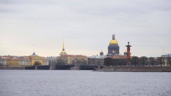 艾尔米塔什博物馆老圣彼得堡证券交易所和玫瑰柱在维丝利瓦斯基岛的尖嘴