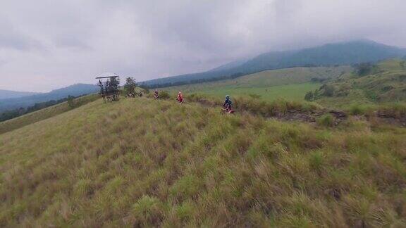 耐力摩托车骑手组队驾驶在山脊小径上自由旅行