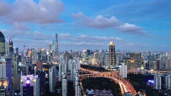 上海现代城市全景从白天到夜晚的时间流逝