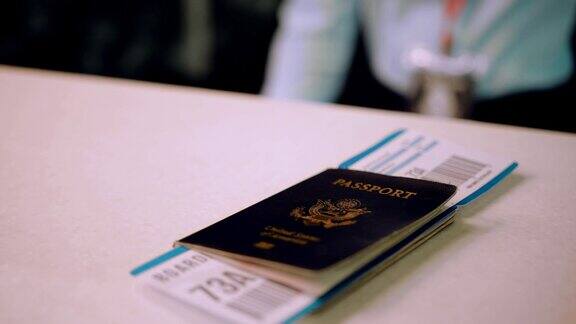 旅客护照和登机牌在机场值机柜台