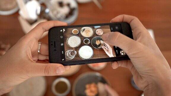 用手机摄像头拍下餐厅里的食物用于社交网络