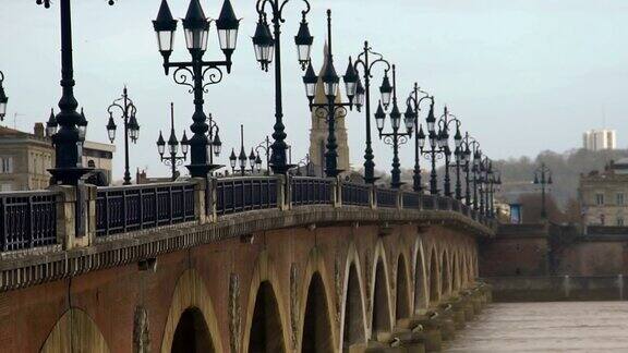 宁静的欧洲城市法国波尔多阿基坦桥上的哥特式街灯