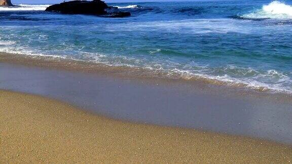 海浪拍打着南加州的海滩